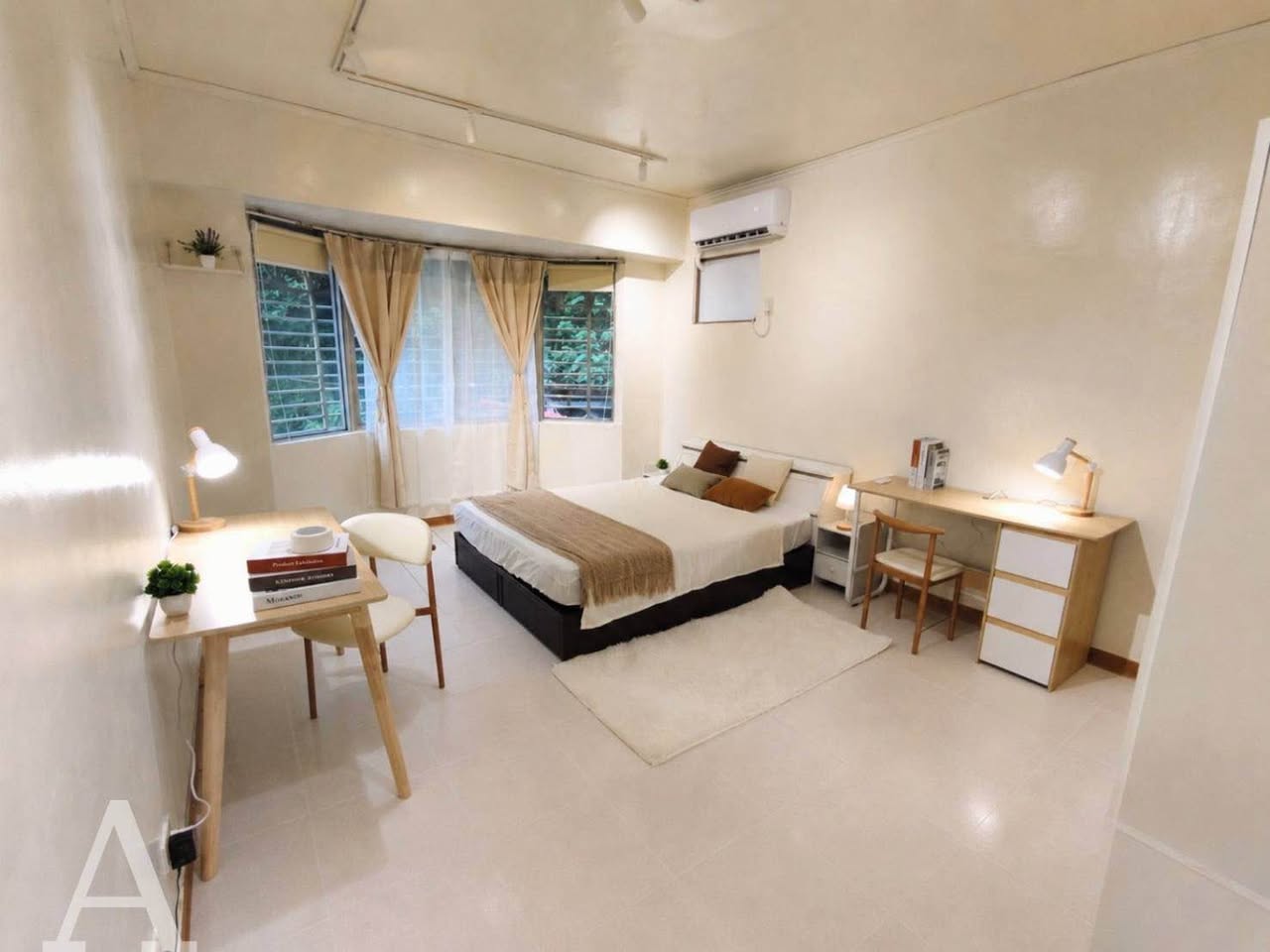 位於新北市新店區五峰路,步行約7分鐘到新店區公所捷運站。電梯華廈,4房1廳3衛,公共空間寬敞,附…