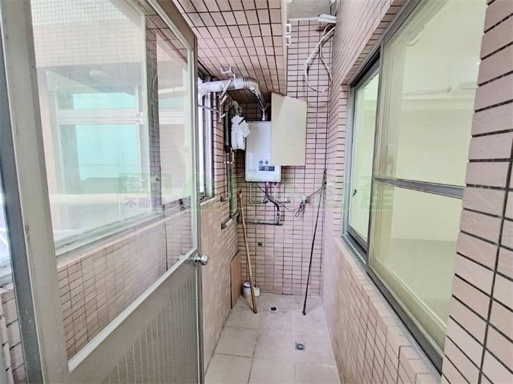 走路約5～10分鐘可到紅樹林捷運站