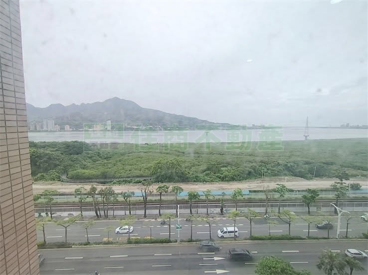 走路約5～10分鐘可到紅樹林捷運站