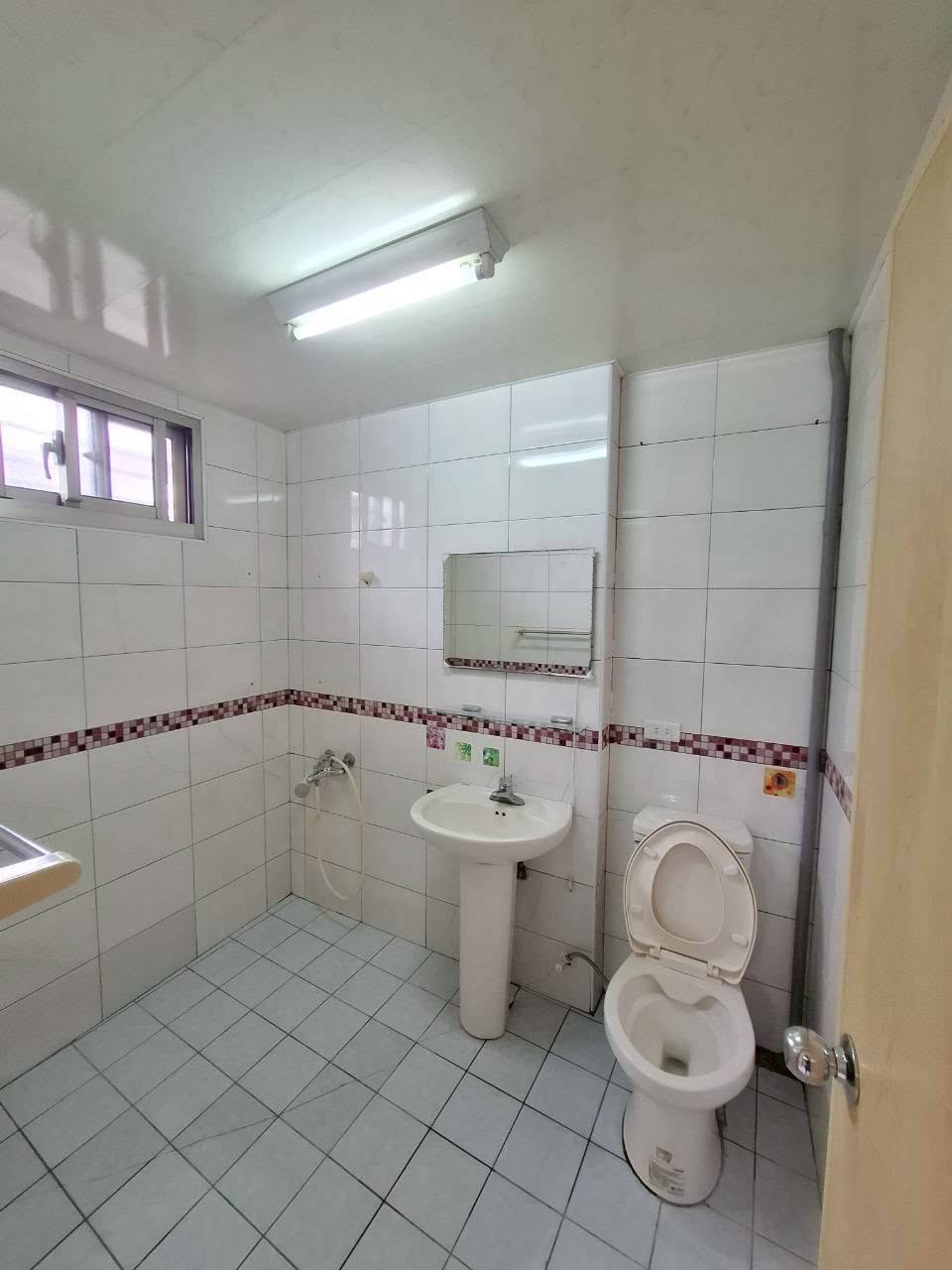 新北市板橋區大觀路二段3巷X號。整層住家2房1廳1衛前陽台，租金15000元，電費一度5元。有興…