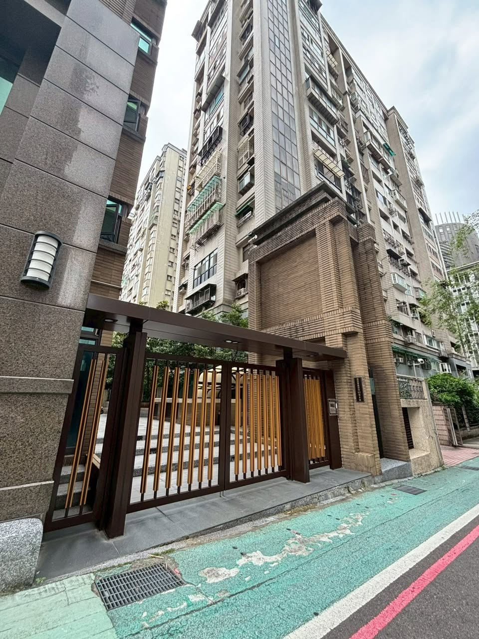・小巨蛋捷運站步行 5 分鐘，松山精華地段