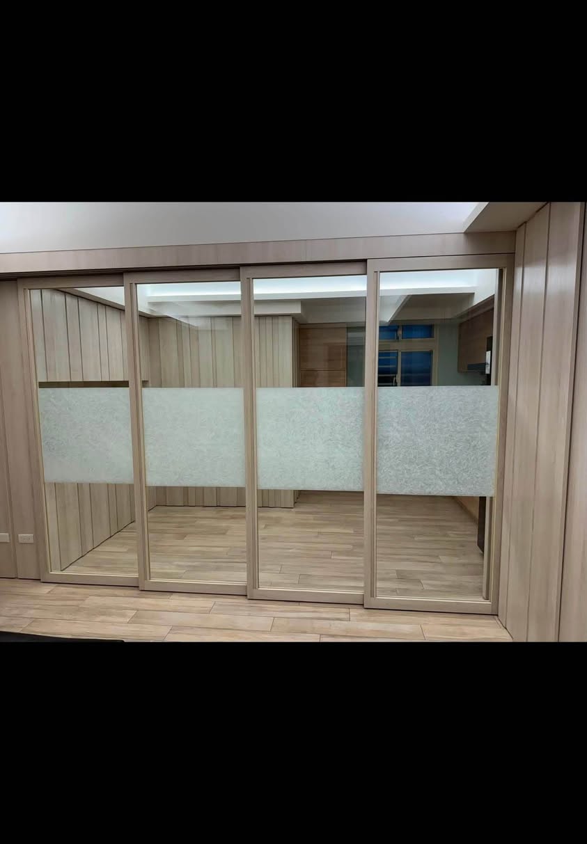 【周邊】寧靜的巷弄內，近新光醫院、步行至士林捷運站需6分鐘，通勤騎車都很方便。附近行政中心、特力屋…