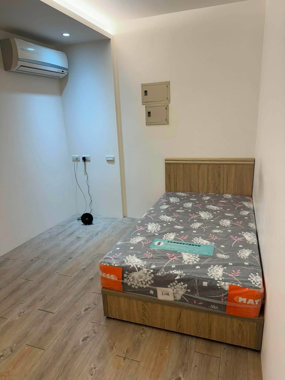 【周邊】寧靜的巷弄內，近新光醫院、步行至士林捷運站需6分鐘，通勤騎車都很方便。附近行政中心、特力屋…