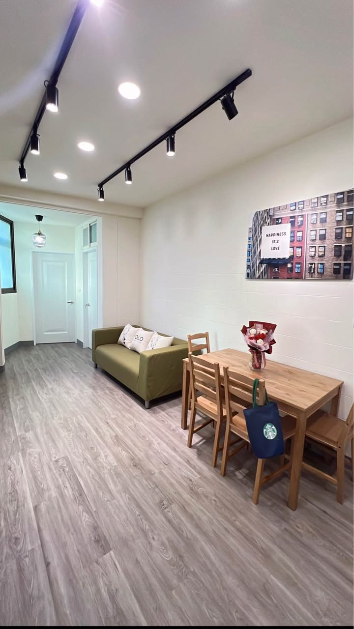 樓下巷口公車站一站直達北車、路口7-11便利商店、QBurger 、Sukiya、路易莎咖啡