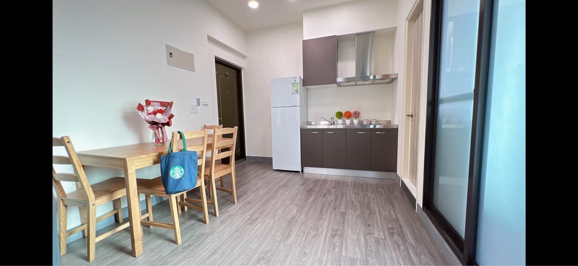 樓下巷口公車站一站直達北車、路口7-11便利商店、QBurger 、Sukiya、路易莎咖啡