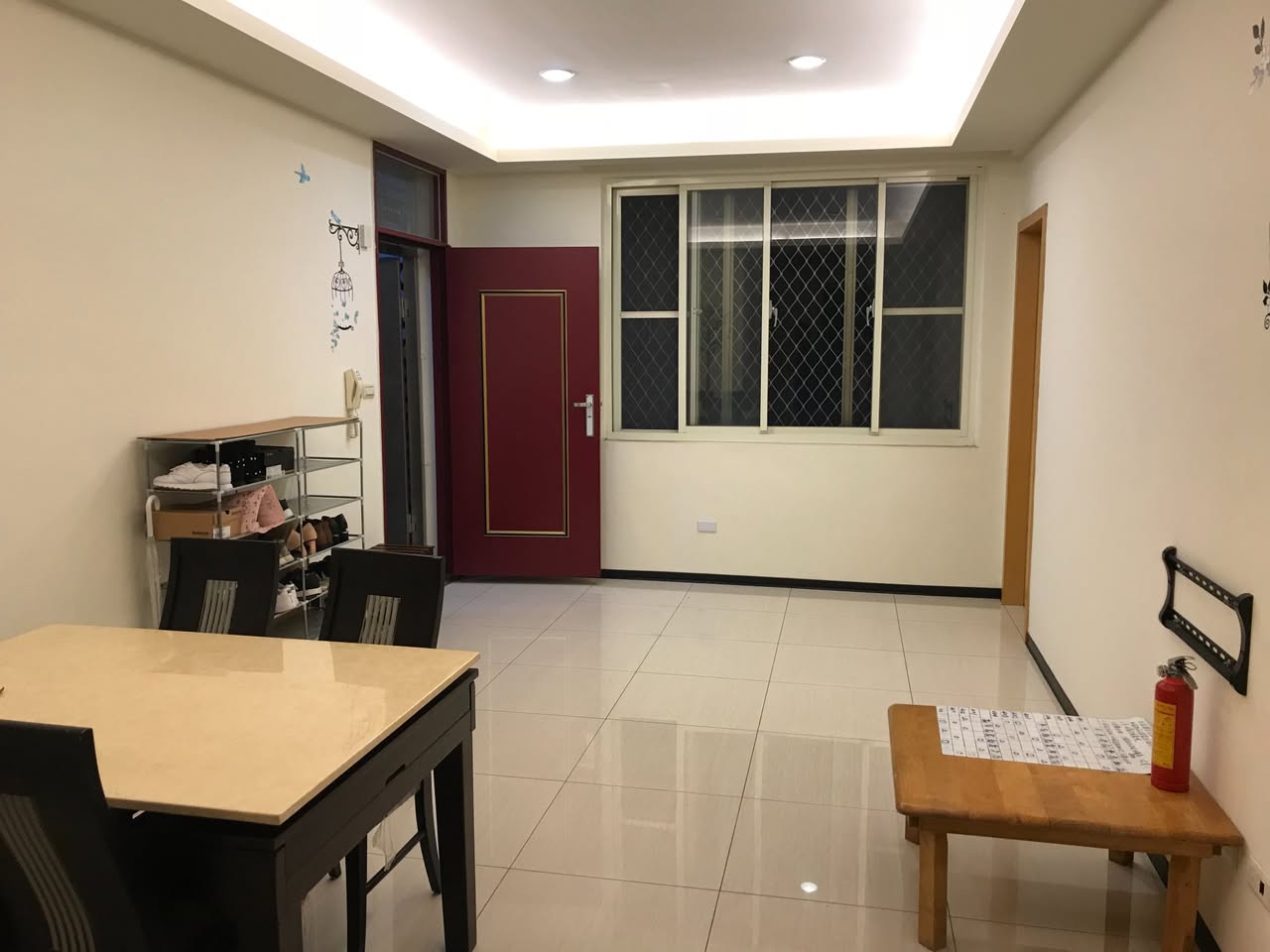 漫步至台電大樓捷運站僅一分鐘，生活機能優，雙面大對外窗，自然光線充足，通風良好，客廳空間寬敞舒適，通…