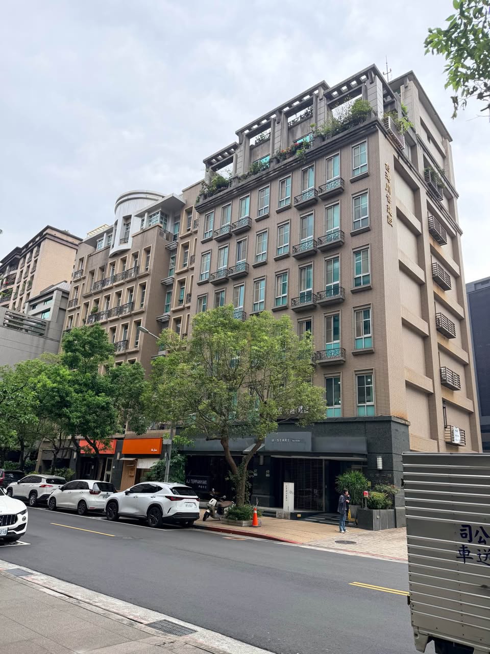 鄰近劍南路捷運站、美麗華商圈,生活機能便利