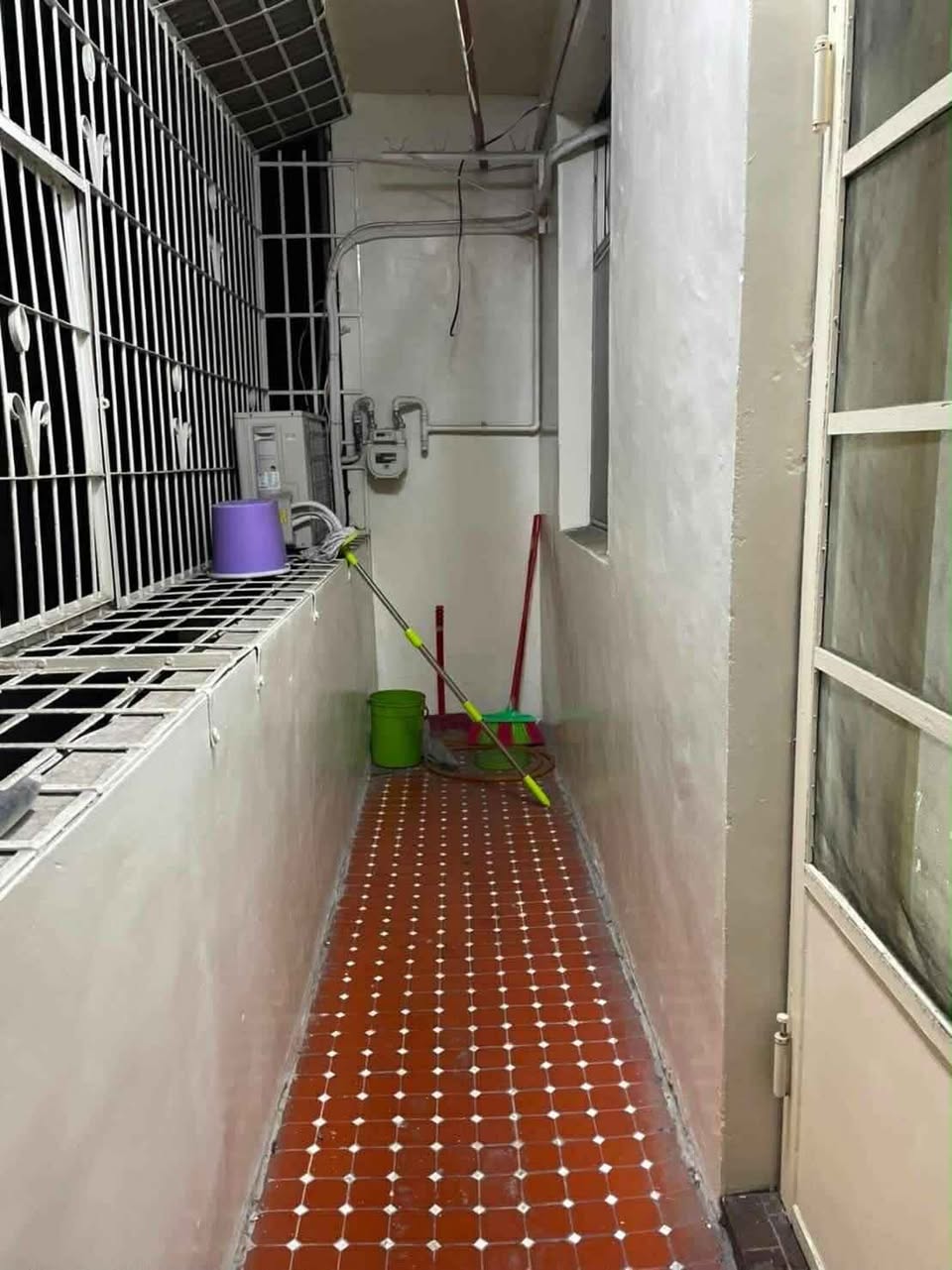 附近有美廉社、早餐店、好市多、特力屋、家樂福、燦坤，近公車站、中和捷運站，交通方便