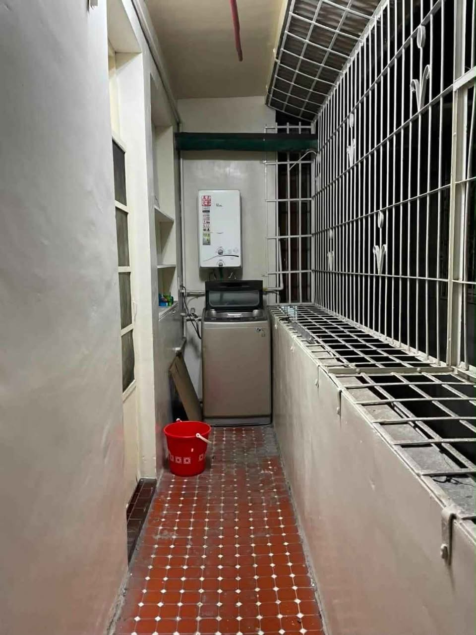 附近有美廉社、早餐店、好市多、特力屋、家樂福、燦坤，近公車站、中和捷運站，交通方便