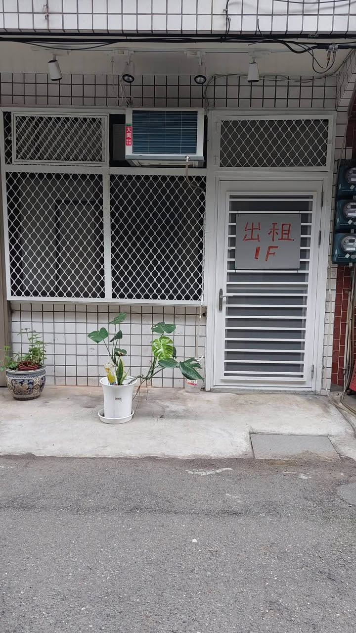 鄰近芝山捷運站,5分鐘的路程就有天母SOGO 百貨公司,附近還有家樂福、寶雅、全聯和麥當 勞,也有大…