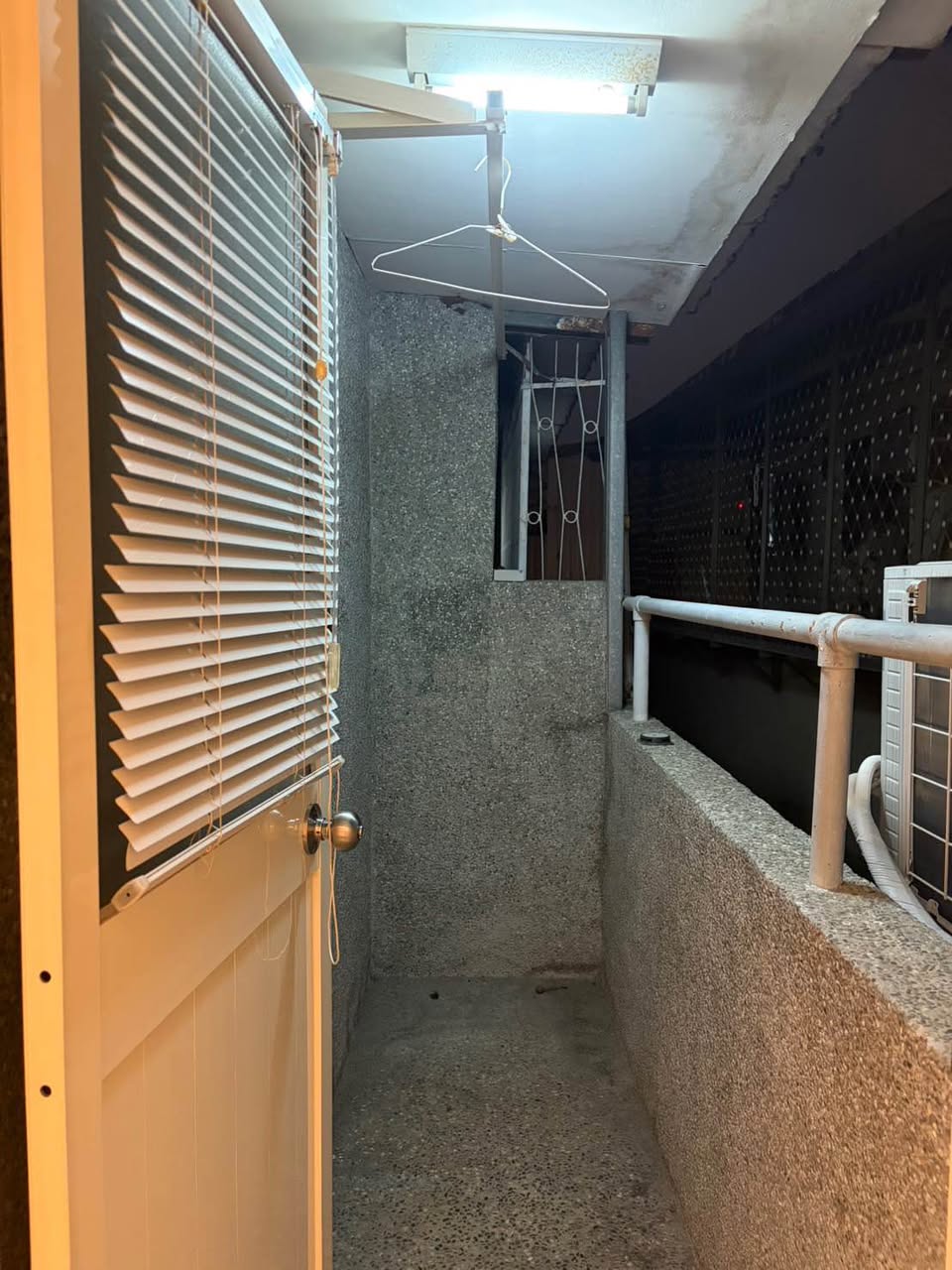黃金地段，通勤無敵： 走路 5 分鐘即達永安市場捷運站。過橋就到台北市，前往中和、板橋、新店更是四通…