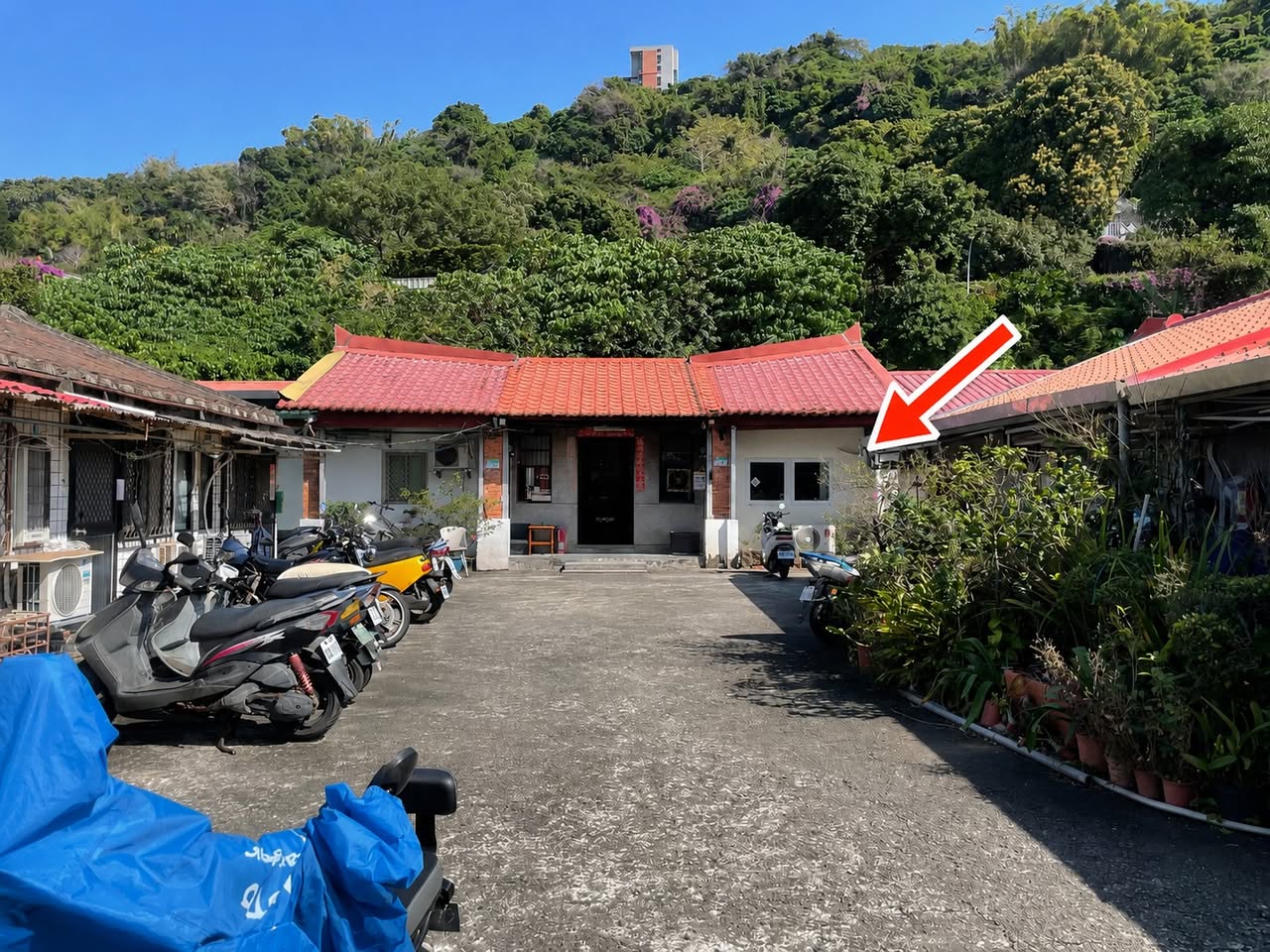 位在士林芝玉路一段的三合院空間，格局包含 一廳、一房、一衛、一廚