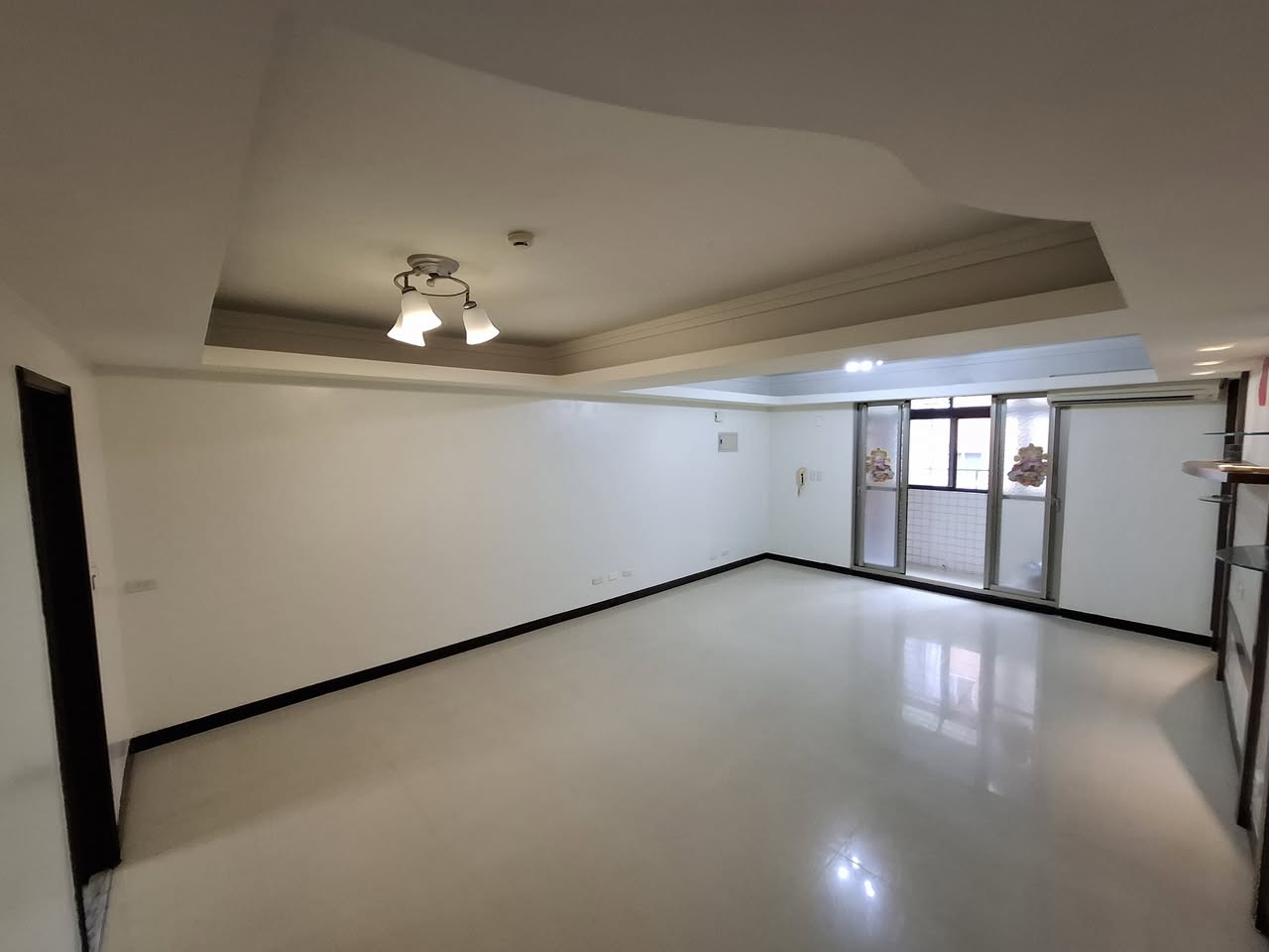 位於大直生活圈，室內採光明亮，格局方正，步行可達大直捷運站。居住環境單純安靜，大直學區、圖書館，適合…
