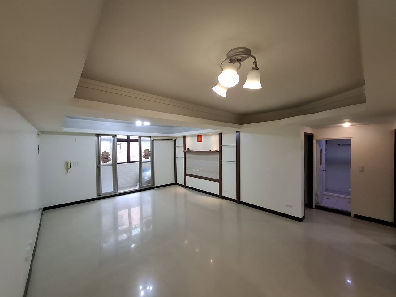 位於大直生活圈，室內採光明亮，格局方正，步行可達大直捷運站。居住環境單純安靜，大直學區、圖書館，適合…
