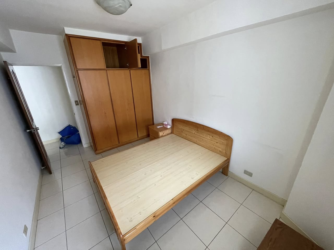 [地點]：士林區德行東路266巷，最近的捷運站是芝山站約1.5公里，樓下有公車站，附近有ubike騎…