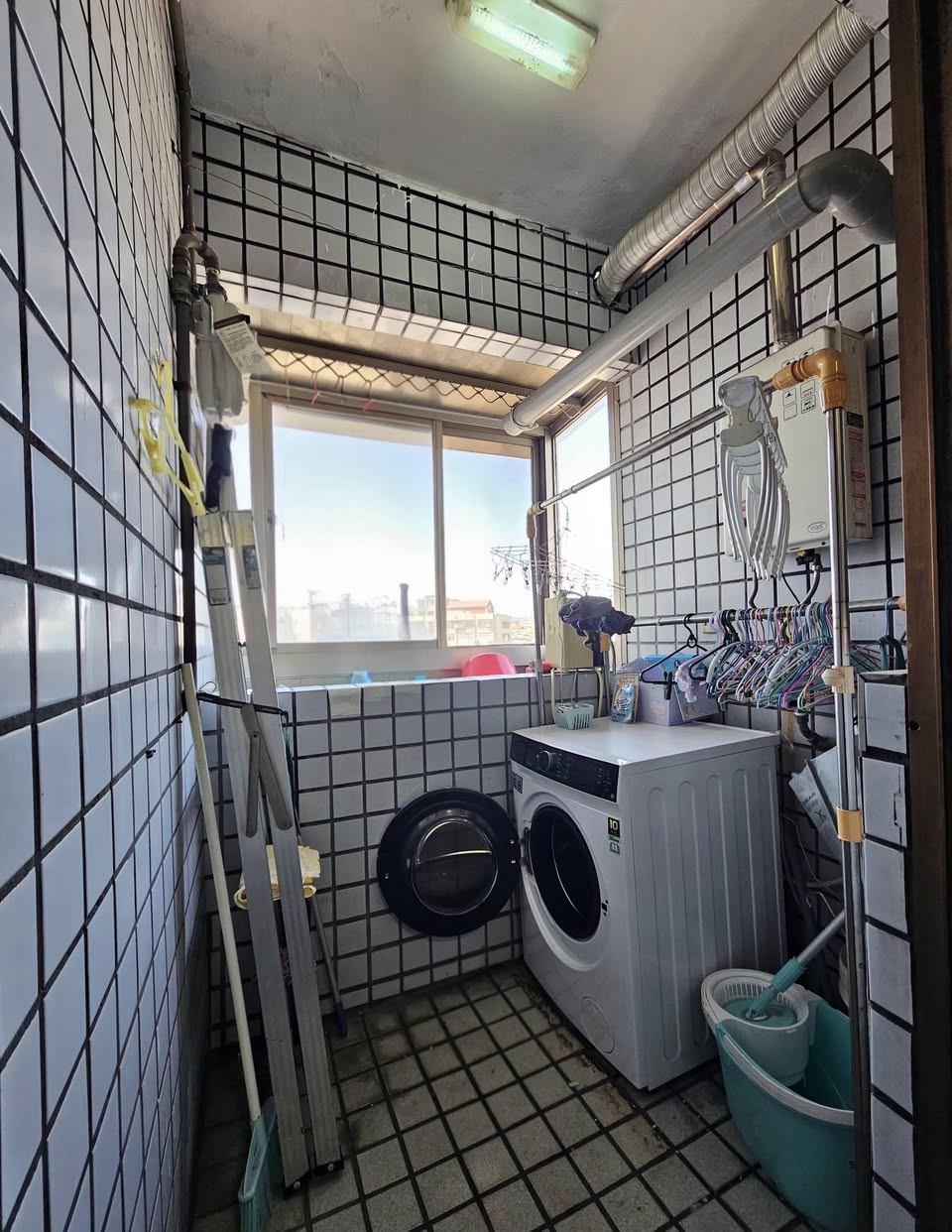 【價格】小雅房13000/月,押金2個月(與另一位女室友共用浴室),租金含網路第四台,大樓管理費