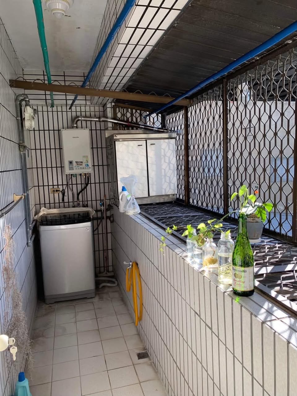 5分鐘:「長生街口」公車站牌,可進台北市。早上有早市可以買菜,晚上三和夜市小吃逛街購物超方便