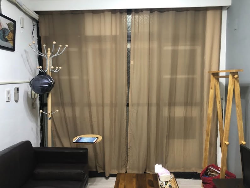 位於南港區東明街的公寓目前釋出整層出租。這間房子過去由幾位年輕人合租,彼此相處十分和睦,因租期屆滿…
