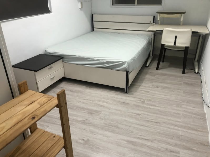 位於南港區東明街的公寓目前釋出整層出租。這間房子過去由幾位年輕人合租,彼此相處十分和睦,因租期屆滿…