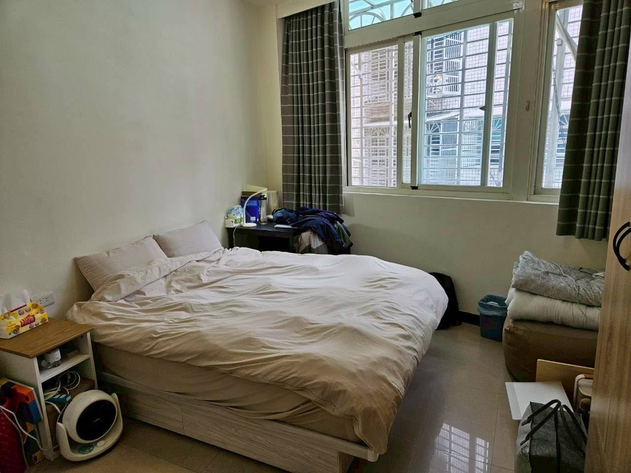 1.這間房最大的優點是位置方便，非常適合信義區上班族（我本身也在信義區上班，每天睡到最後一刻才起床走…