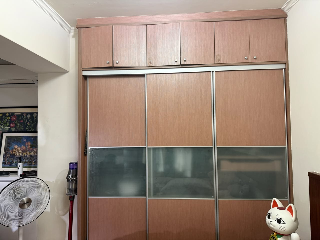 【地址】汐止區康寧街141巷,走路一分鐘有公車站(公車非常多班前往東湖捷運站、南港火車站及葫洲捷運站…