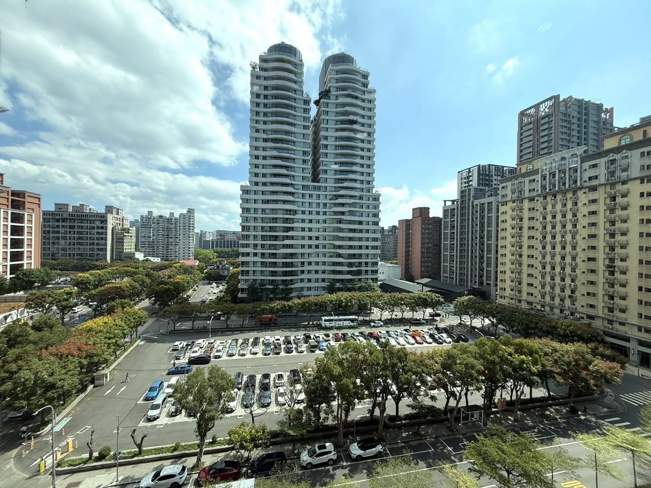 位於林口區精華地段 樓下就有公車站牌 家樂福 全家便利商店 早餐店