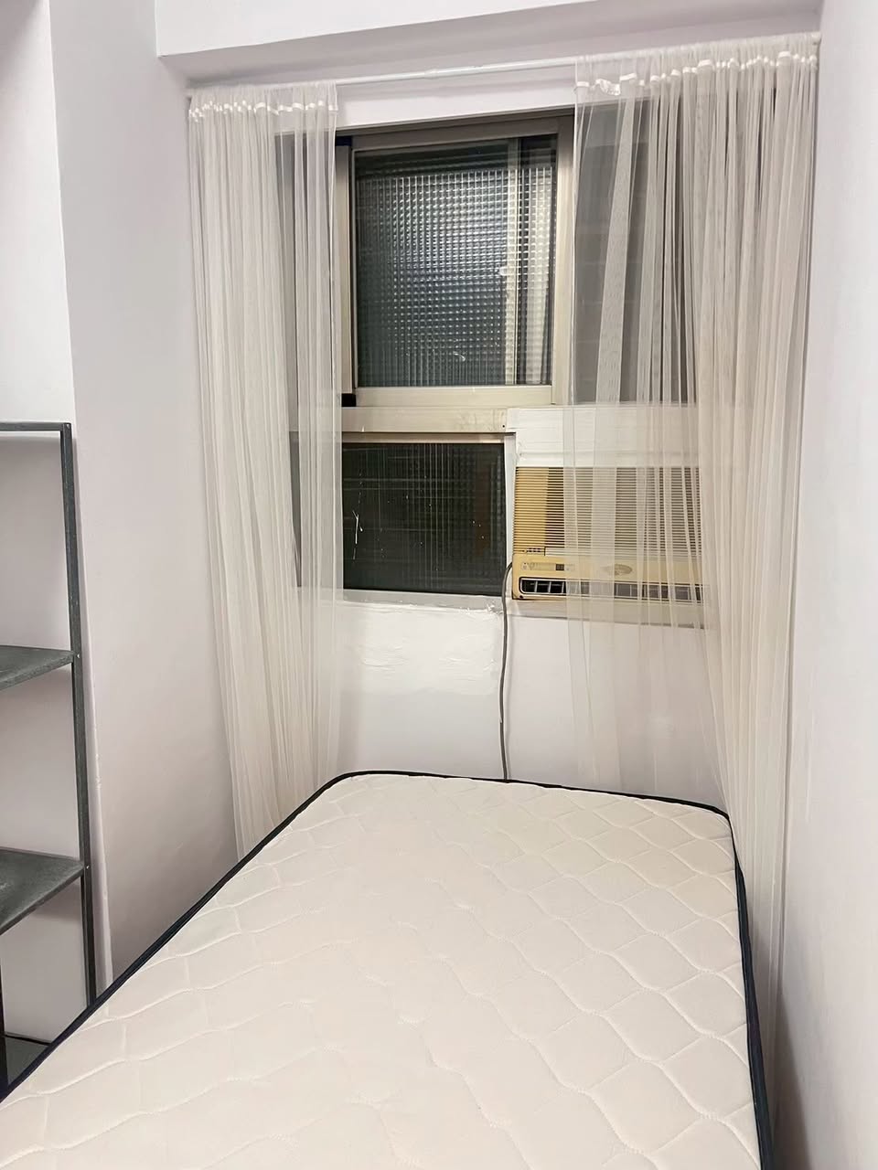 步行約 10 分鐘內可抵達藍線國父紀念館站，步行約 5 分鐘內可抵達紅線台北101／世貿站