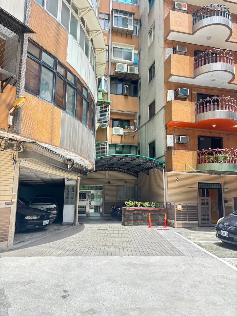 地址:台北市辛亥路5段92-1 號4樓(水泥隔間套房,有電梯)