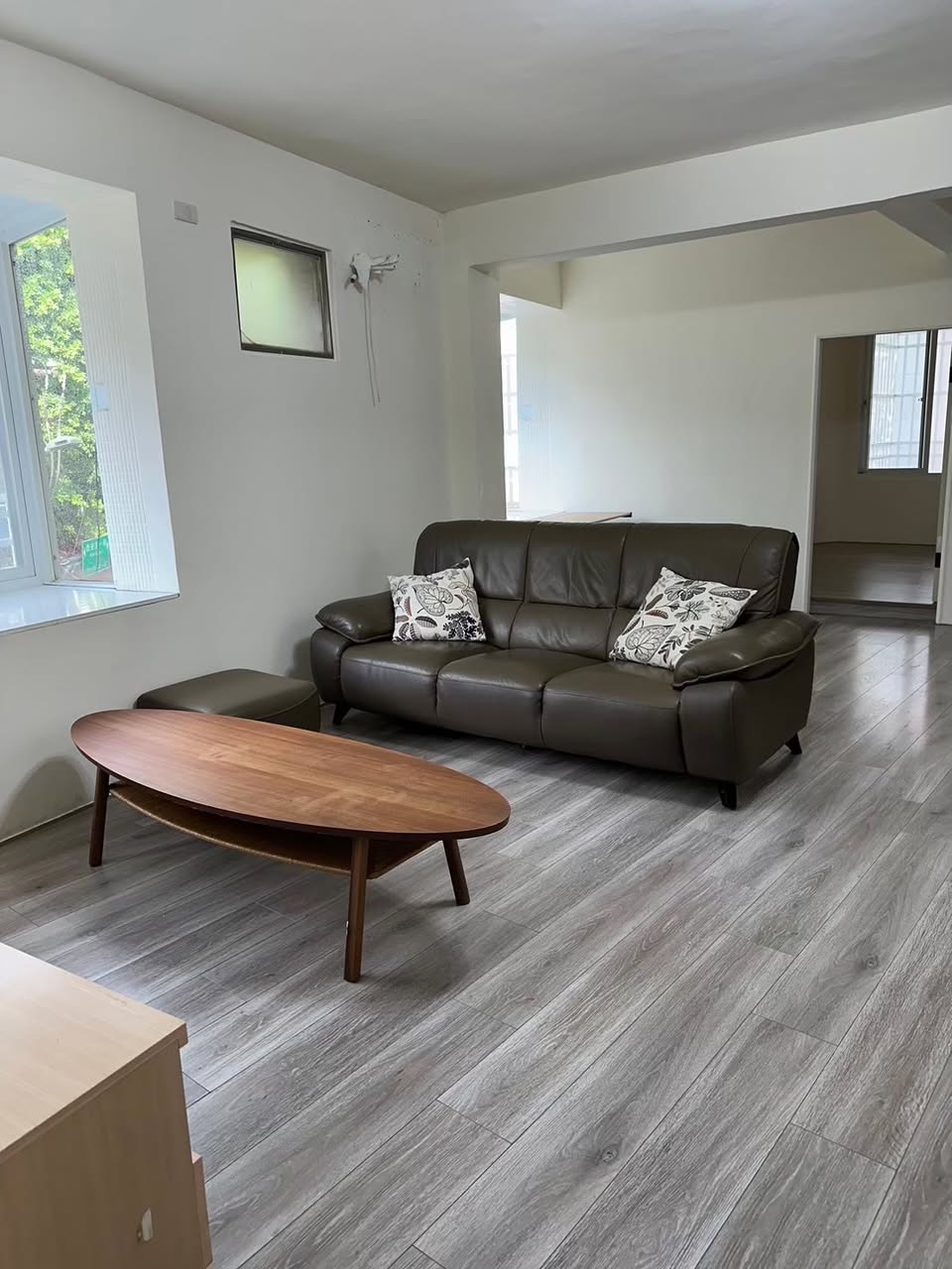 房屋地點良好，離捷運站走路3分鐘，附近有菜市場，完善的廚房設備與較大的客廳空間。房間客廳皆有採光