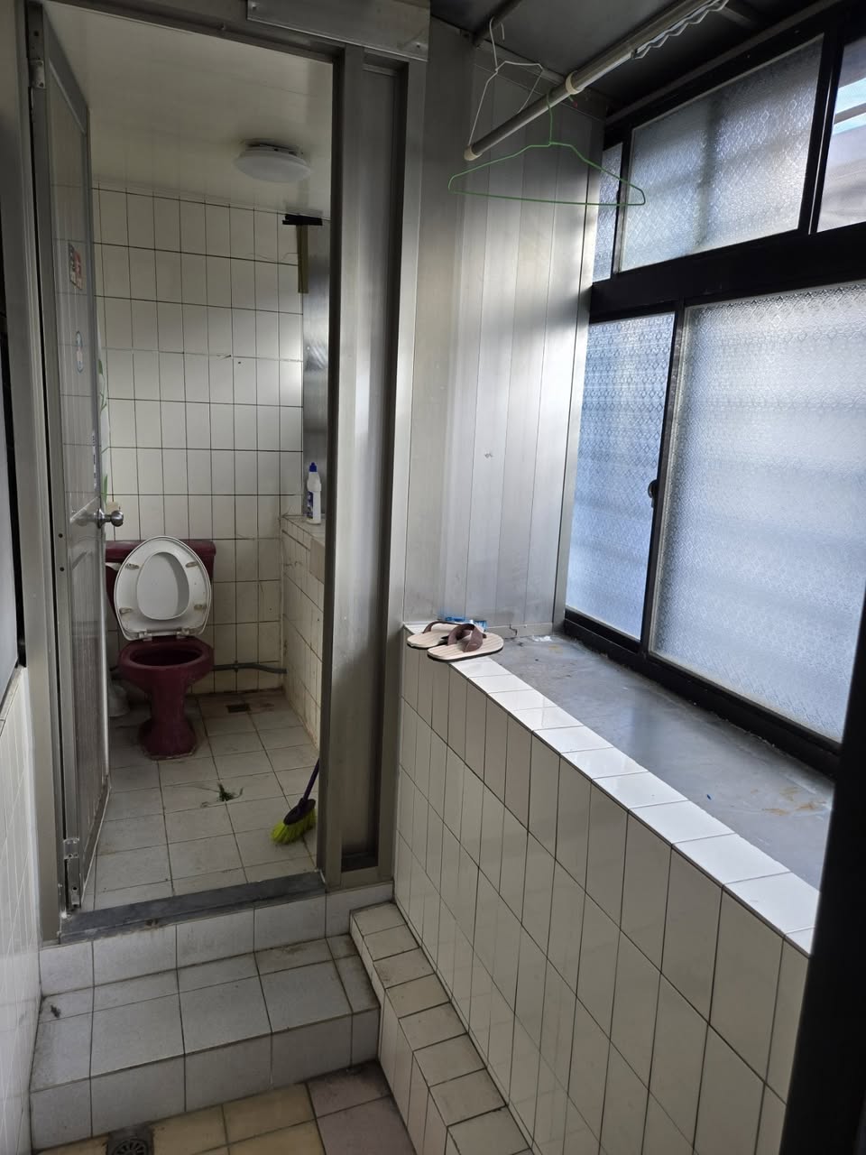為社區靜巷,同時又近商圈、夜市,近捷運及公車,交通、生活皆方便。附近有便利商店、傳統市場、百貨公司…