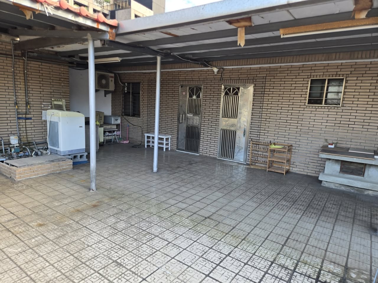 為社區靜巷,同時又近商圈、夜市,近捷運及公車,交通、生活皆方便。附近有便利商店、傳統市場、百貨公司…