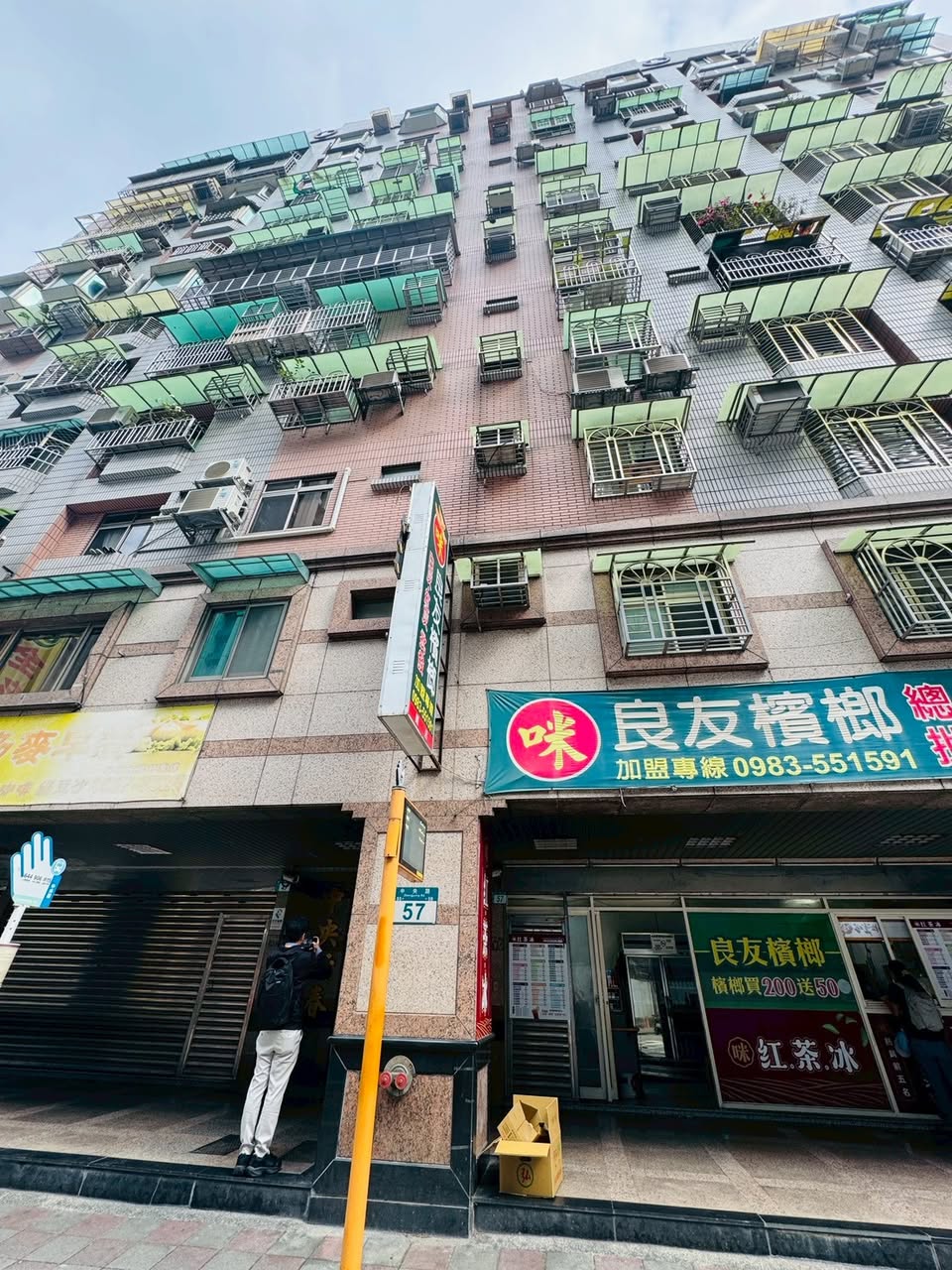 公車站就在社區門口，中央路站(290、644、906、綠15)