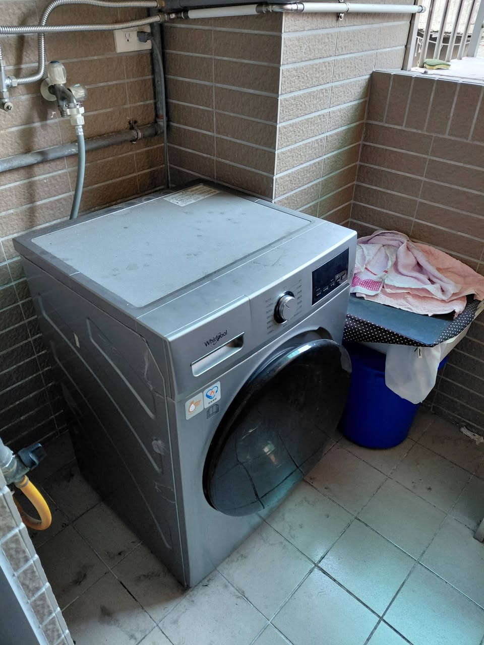 有洗衣機 、上下樓有電梯 、新獨立筒床墊 (個人有用自己的床墊在上方加墊、下樓走一分鐘即公車站(安和…