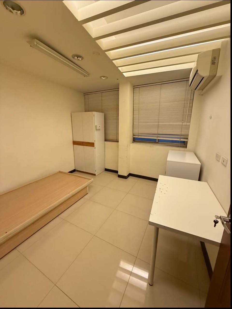 離藍線捷運府中站走路五分鐘,生活機能很便利、交通方便!套/雅房室友不續租,希望找新室友入住