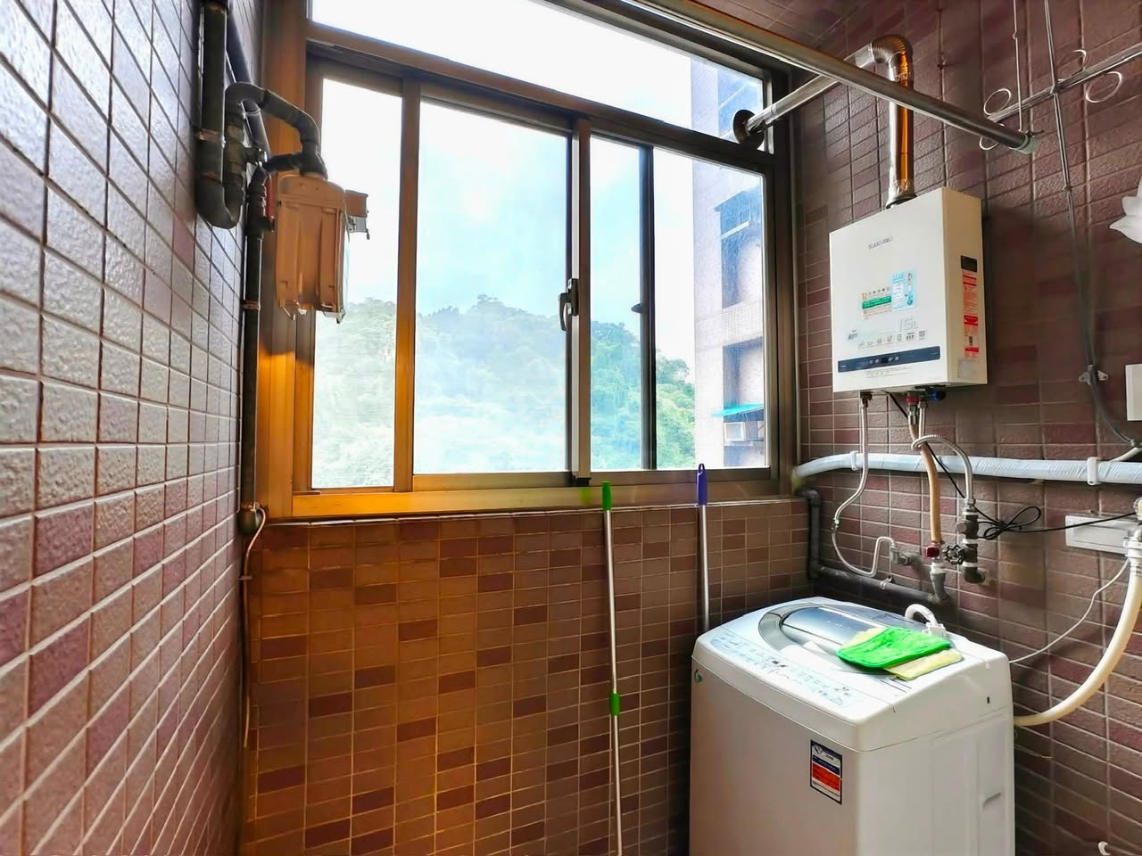 水費、電費、天然瓦斯、第四台、網路自理，月租32,000已含社區管理費
