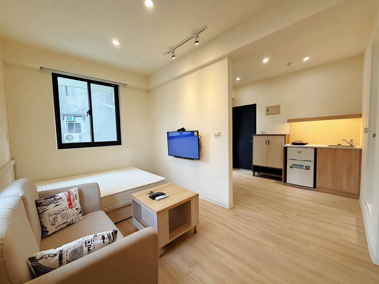 板橋區。步行15分鐘捷運江子翠站。優質套房。公寓