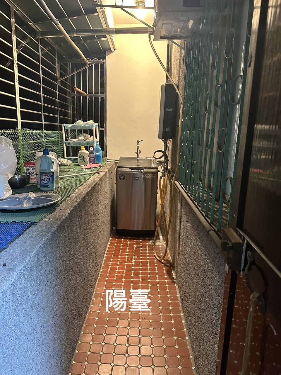 ◼︎走路一分鐘有公車站，5分鐘到台電大樓捷運站。 顯示較少