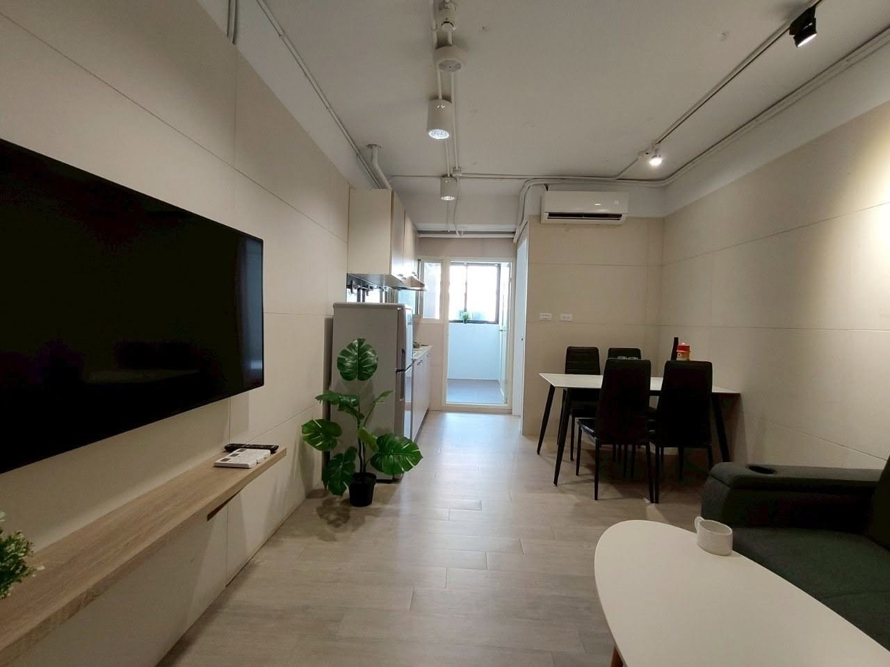 步行約8分鐘到捷運劍南路站（美麗華），輕鬆接駁市區與各大商業區