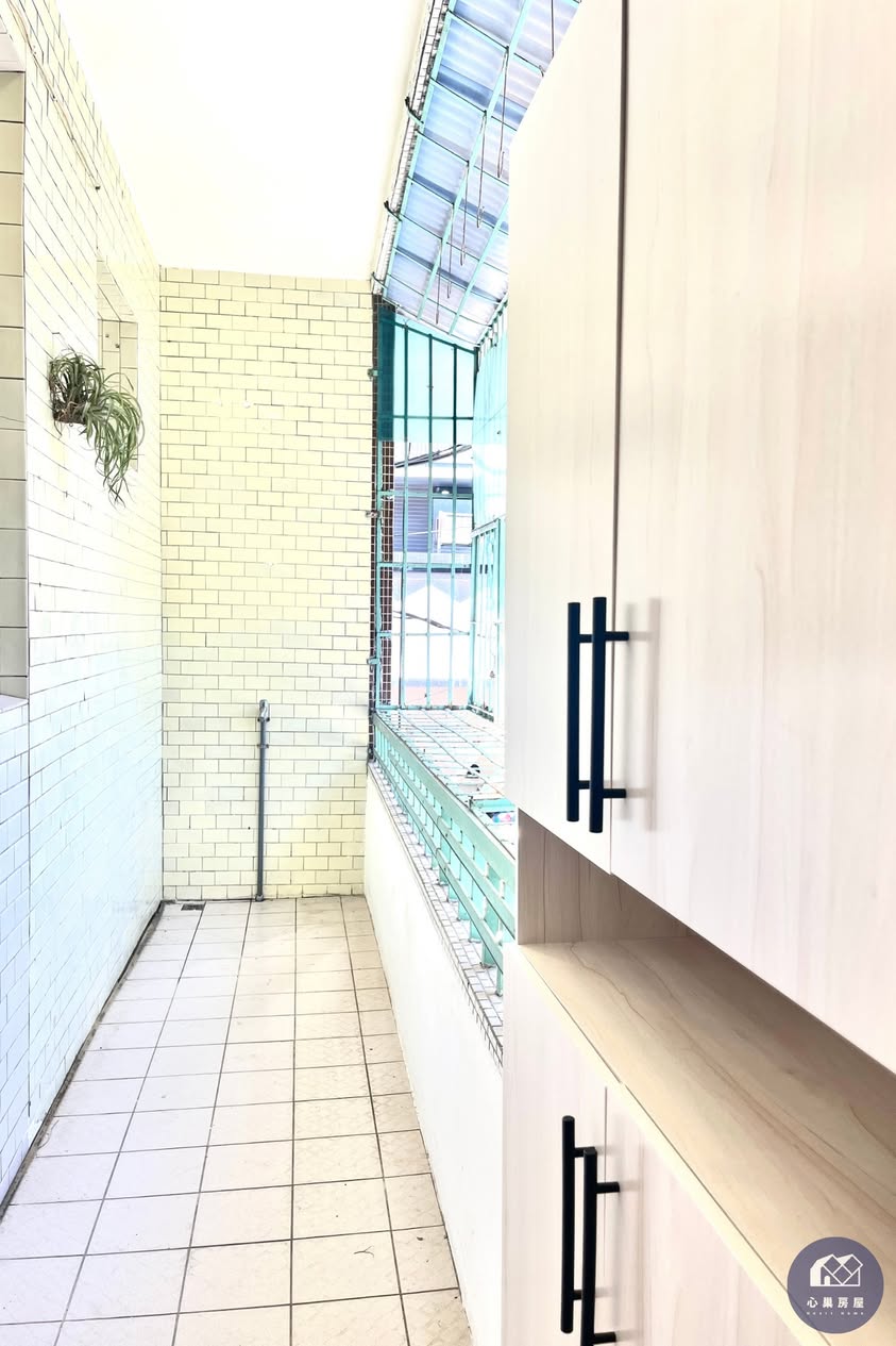 位於新北市中和區宜安路52巷,鄰近四號公園及永安市場捷運站,步行約9分鐘即可抵達捷運站
