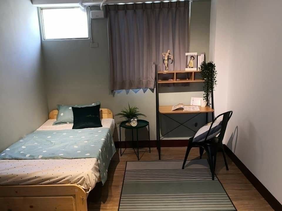 徐匯中學捷運站，交通方便，集賢路與信義路口，生活機能良好，但巷內寧靜，共生公寓，有溫馨舒適的客廳…